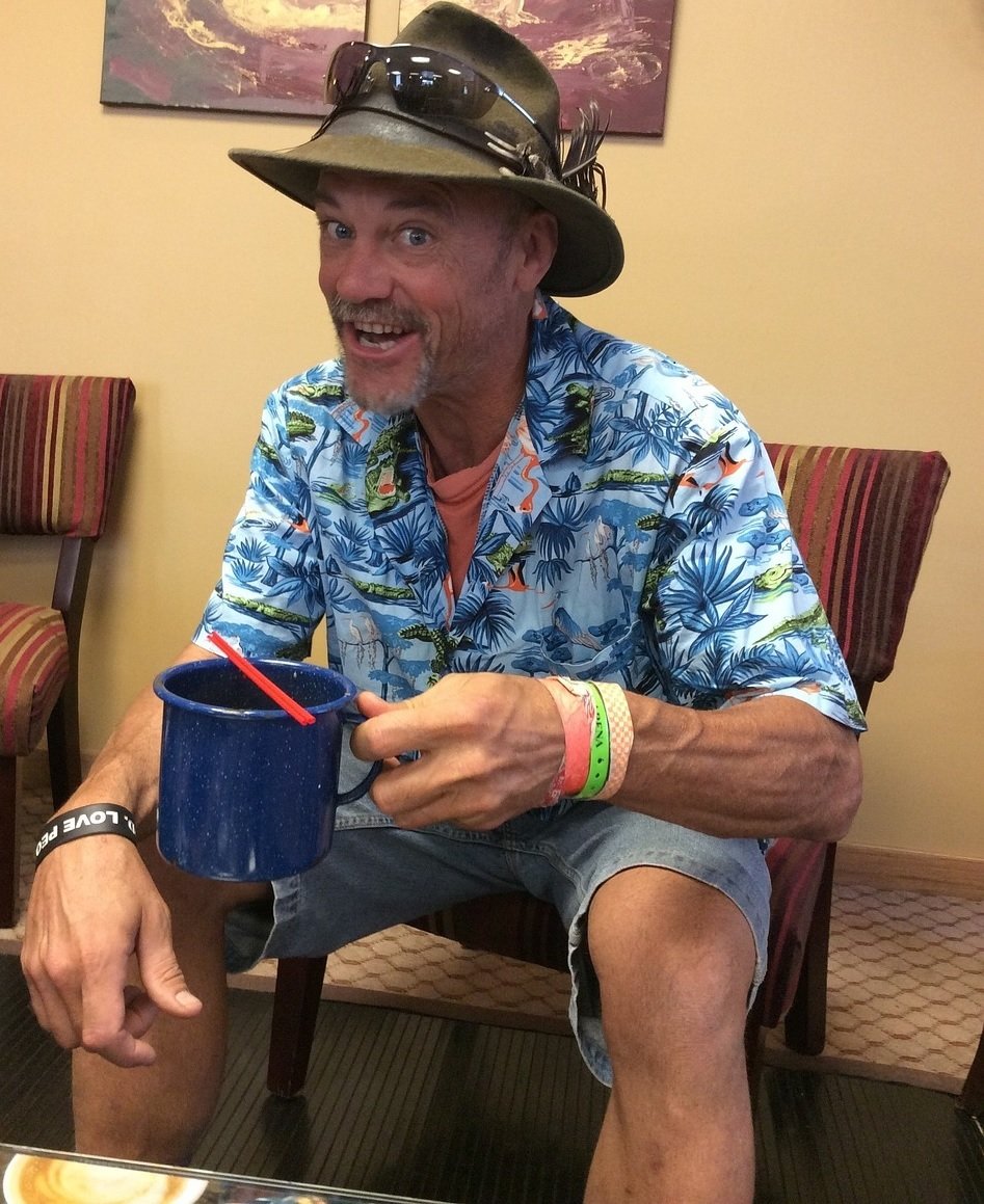 60 Anos de Juventude Interior 1 Senhor idoso alegre sentado em uma cadeira com uma xícara de café