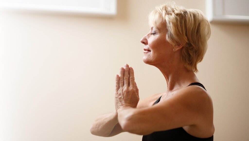 7 Dicas Para Cuidar da Saúde Mental dos Idosos 1 Senhora meditando fazendo ioga saúde mental