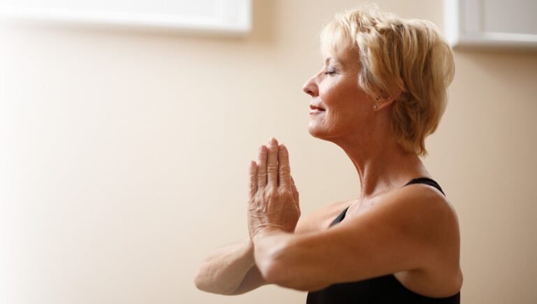 Senhora meditando fazendo ioga saúde mental