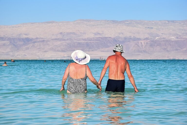 Casal tomando banho na praia no mar