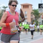 Senhora idosa correndo maratona