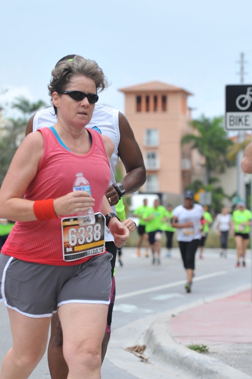 Senhora idosa correndo maratona