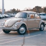 Fusca estacionado em uma vaga para idosos