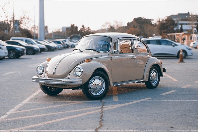 Fusca estacionado em uma vaga para idosos