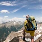 Senhor idoso no pico de uma montanha vida plena exercícios