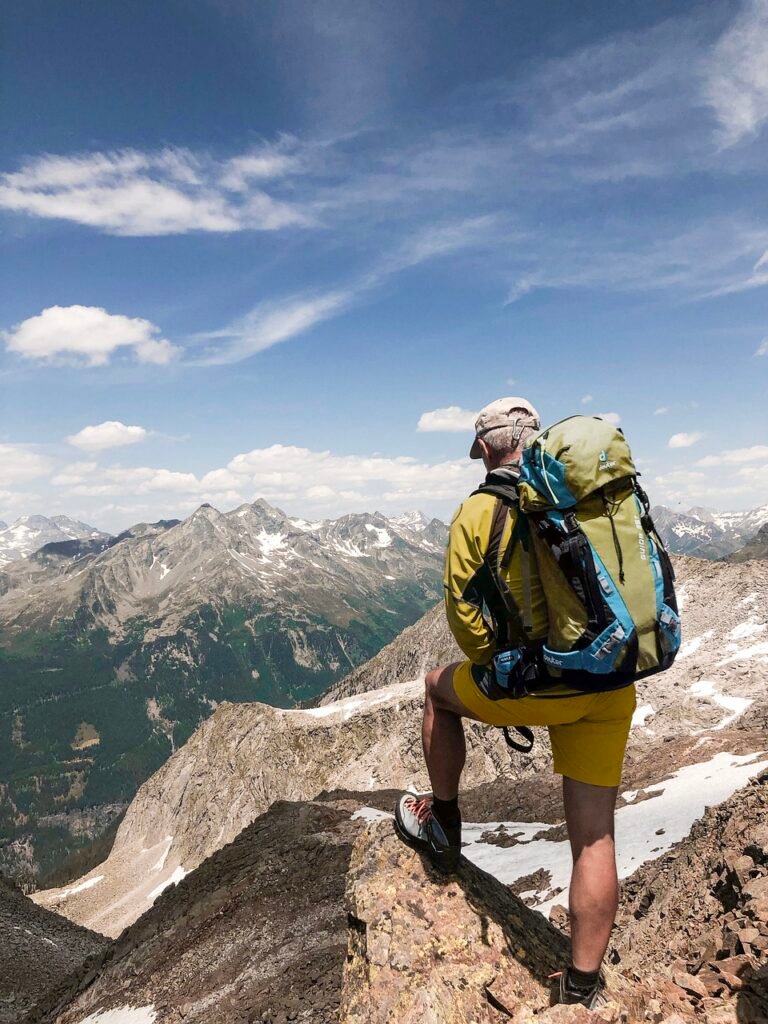 Senhor idoso no pico de uma montanha vida plena exercícios