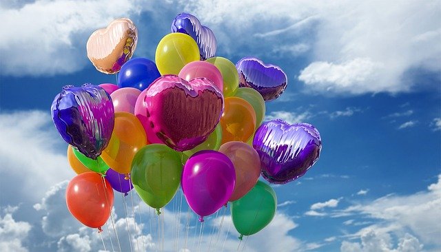 vários balões coloridos de festa de aniversário soltos