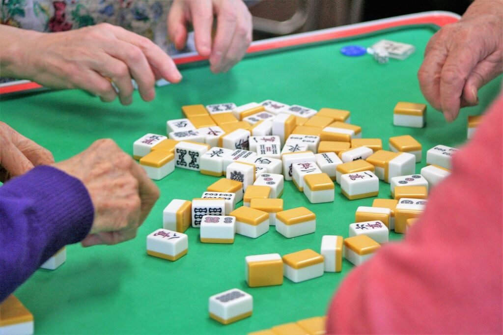 Jogos Para Idosos 1 Idosos em uma mesa de jogos
