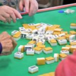 Idosos em uma mesa de jogos