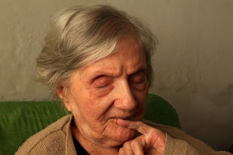 senhora idosa triste