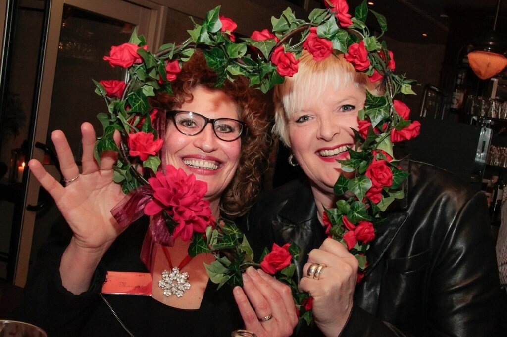 Como Trabalhar as Emoções dos Idosos? 1 Duas senhoras idosas sorrindo segurando um coração de flores